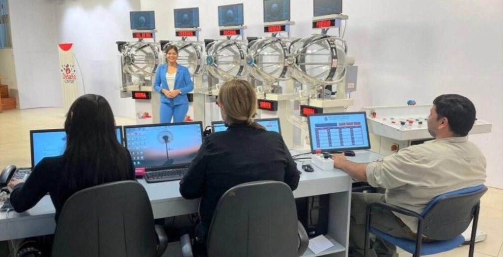 Sala de sorteo actual con los últimos bolilleros automáticos, durante un sorteo.
