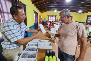 Vecino recibe sus nuevos lentes. Mirar Mejor - Alba Posse.