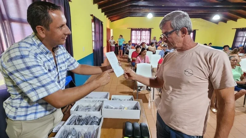 Vecino recibe sus nuevos lentes. Mirar Mejor - Alba Posse.