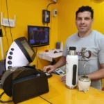 Walter González en su Agencia 426 de Santa Ana.