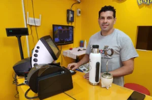 Walter González en su Agencia 426 de Santa Ana.