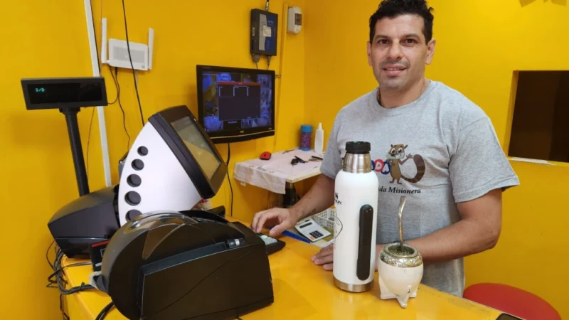 Walter González en su Agencia 426 de Santa Ana.
