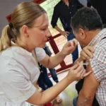 Enfermera aplica vacuna a un vecino. Estamos con Vos - Oberá.