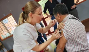 Enfermera aplica vacuna a un vecino. Estamos con Vos - Oberá.