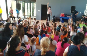 Grurises Felices en el cierre de la colonia de vacaciones, frente al público infantil.
