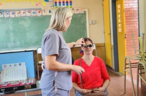 Oftalmóloga controla la vista de una mujer con lentes graduados. Oberá - Mirar Mejor.