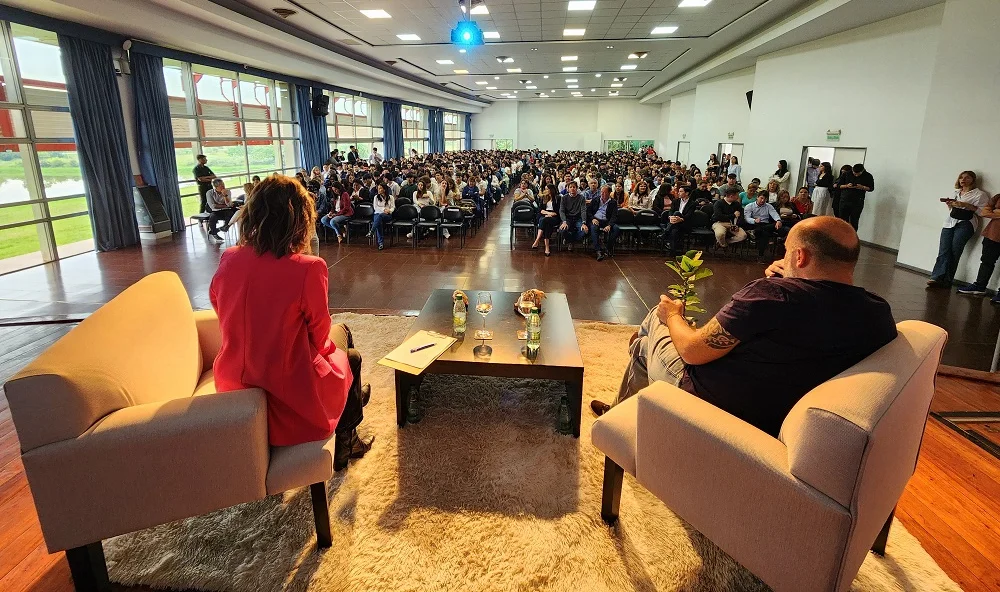 "Cayetano" frente a adolescentes durante la charla en Posadas.