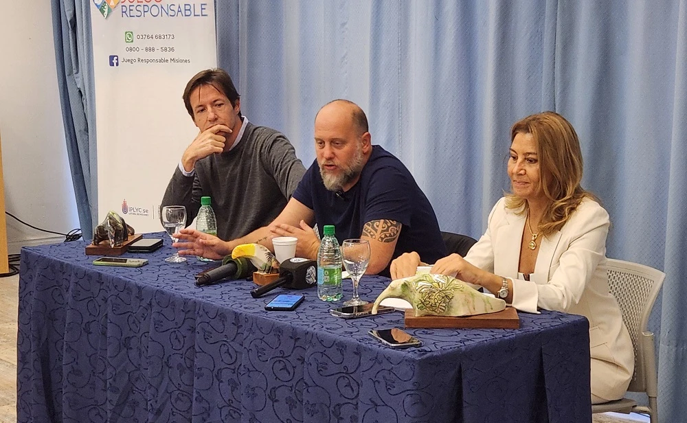 Héctor Decut, "Cayetano" y Valeria Fiore.