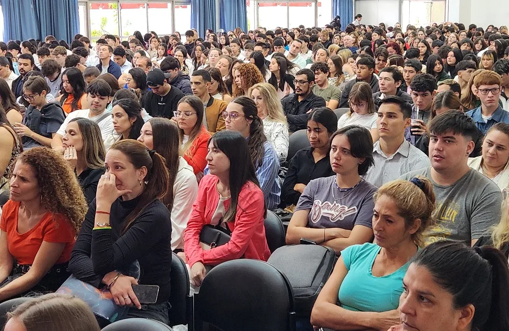 Multitud de adolescentes y docentes escuchan atentamente durante la charla.
