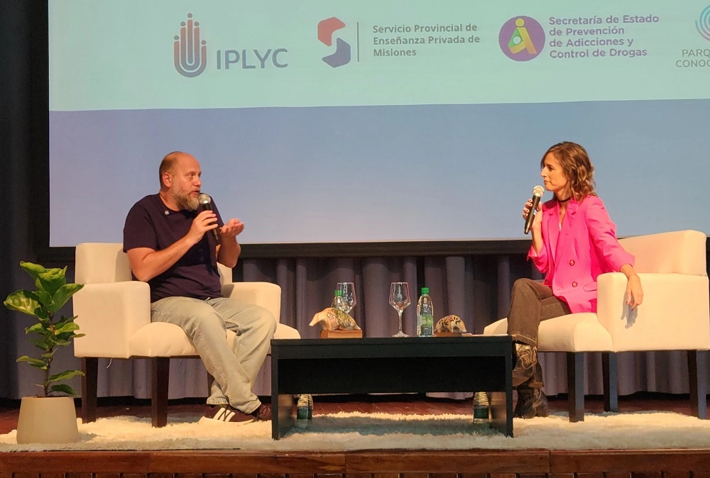 "Cayetano" y Belén durante la charla.