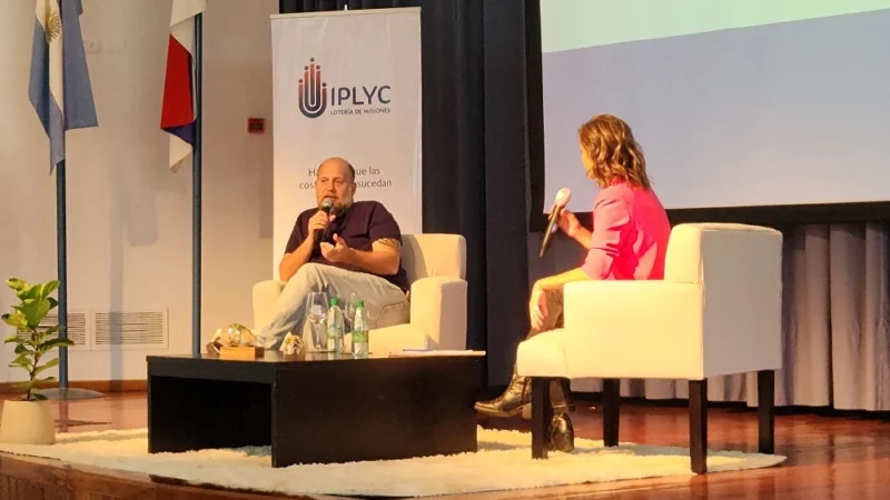"Cayetano" junto a Belén durante la charla en Posadas.