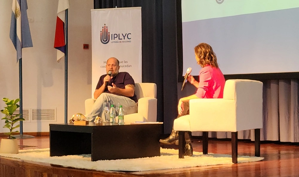 "Cayetano" junto a Belén durante la charla en Posadas.