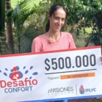 Silvana Gómez De Almeida, ganadora de Desafío Confort sonríe con su cheque.