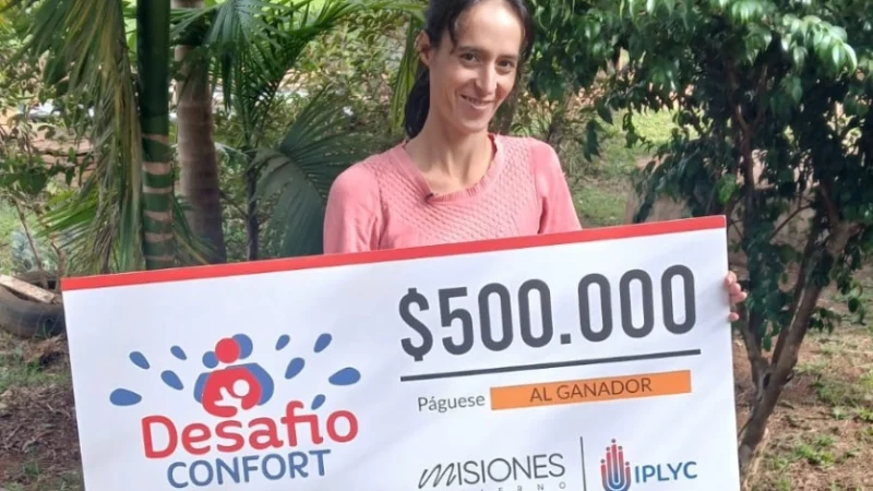 Silvana Gómez De Almeida, ganadora de Desafío Confort sonríe con su cheque.
