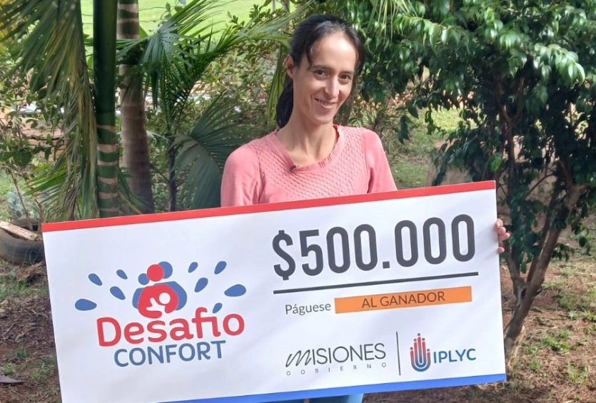 Silvana Gómez De Almeida, ganadora de Desafío Confort sonríe con su cheque.