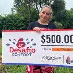 Verónica Martínez, ganadora de Desafío Confort, de Bonpland, sonríe con su cheque.