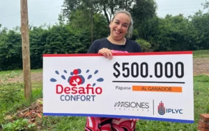 Verónica Martínez, ganadora de Desafío Confort, de Bonpland, sonríe con su cheque.