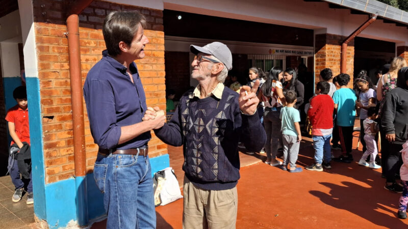 Héctor Decut se saluda con un vecino durante el operativo de Estamos con Vos en Aristóbulo Del Valle.