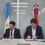 Carlos Giménez y Héctor Decut firman el convenio de trabajo contra el juego ilegal.