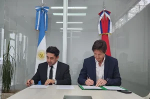 Carlos Giménez y Héctor Decut firman el convenio de trabajo contra el juego ilegal.