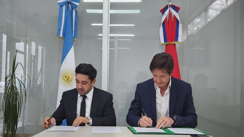 Carlos Giménez y Héctor Decut firman el convenio de trabajo contra el juego ilegal.