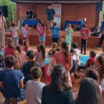 Niños participan de juegos con Gurises en Colonia El Saltito.