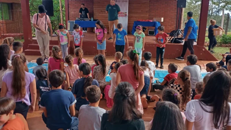 Niños participan de juegos con Gurises en Colonia El Saltito.