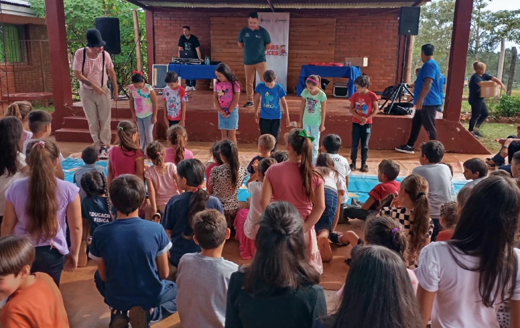 Niños participan de juegos con Gurises en Colonia El Saltito.