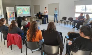 Carlos Brys y agentes de la administración pública en la jornada de IA aplicada a los ODS.