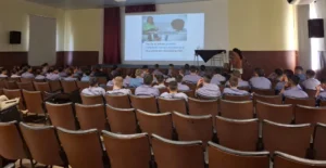 Alumnos de tercer año en la charla con Juego Responsable en el Liceo Storni.