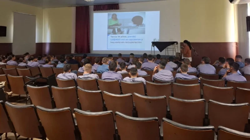 Alumnos de tercer año en la charla con Juego Responsable en el Liceo Storni.
