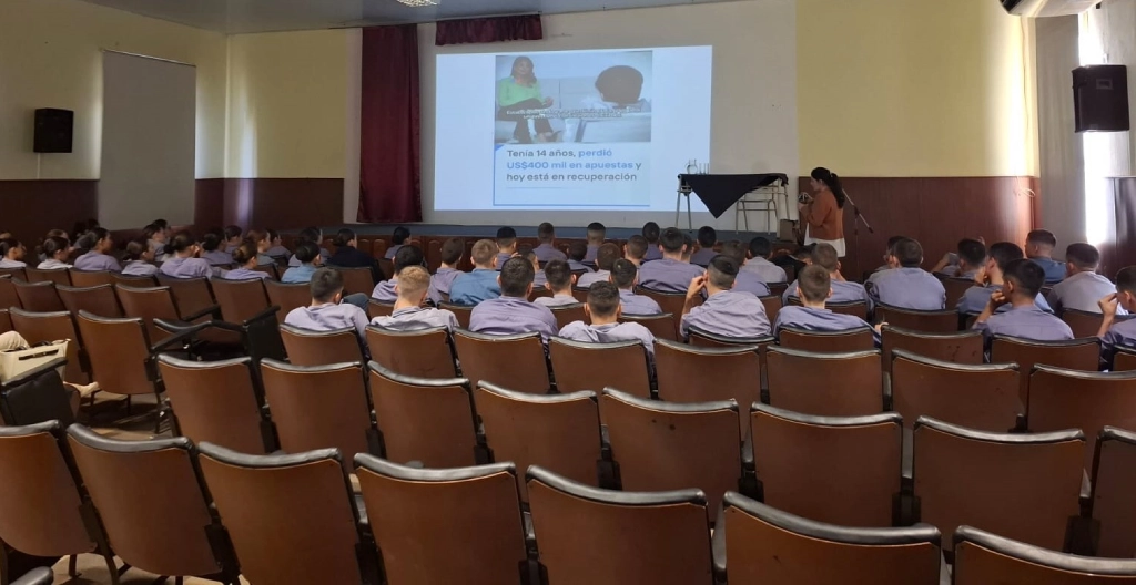 Alumnos de tercer año en la charla con Juego Responsable en el Liceo Storni.