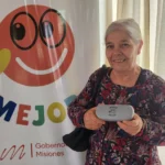 Señora mayor sonriente con sus nuevos lentes de Mirar Mejor en General Alvear.