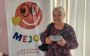 Señora mayor sonriente con sus nuevos lentes de Mirar Mejor en General Alvear.
