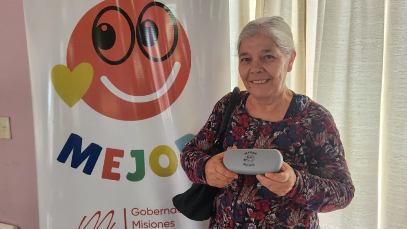 Señora mayor sonriente con sus nuevos lentes de Mirar Mejor en General Alvear.