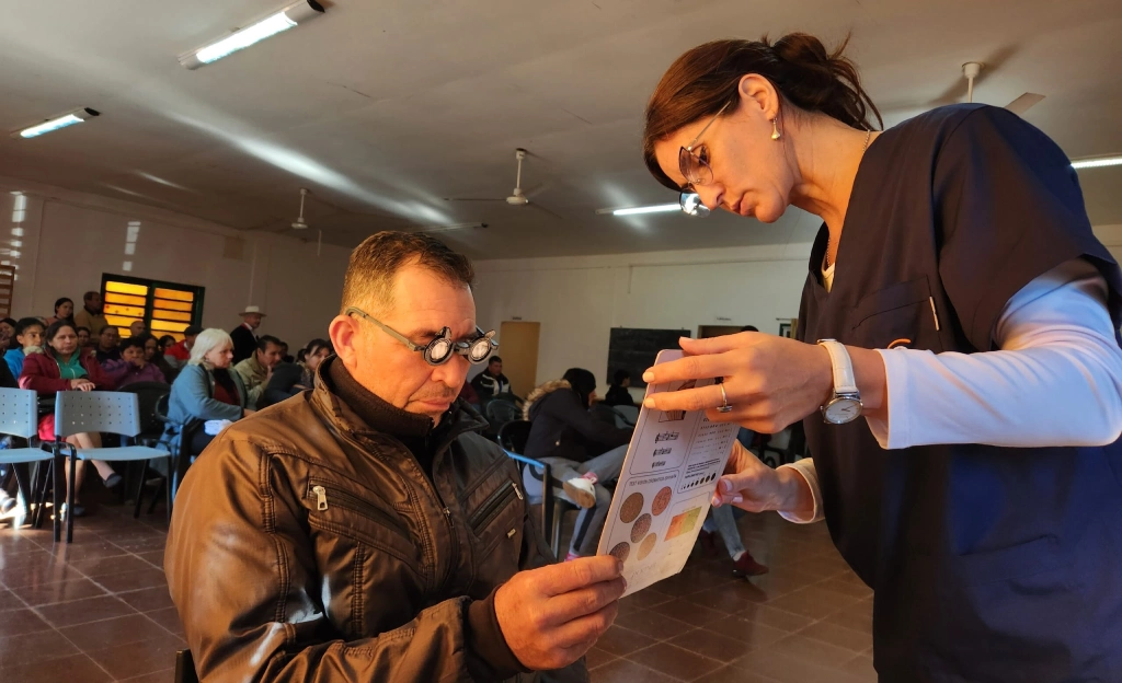 Oftalmóloga hace pruebas de visión a un vecino con lentes graduados. Mirar Mejor - Itacaruaré.