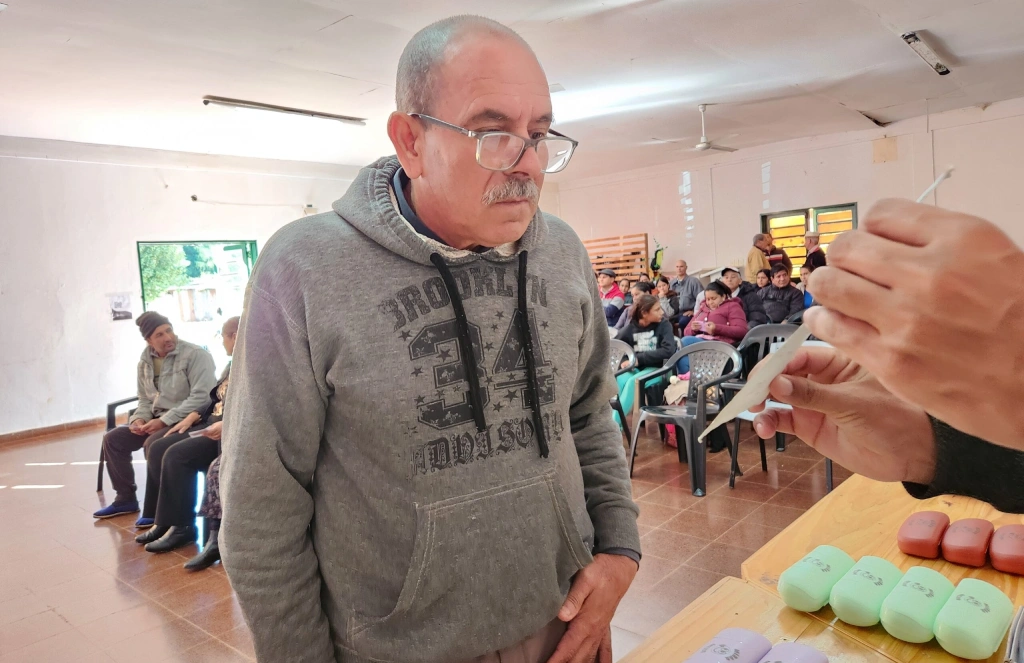 Vecino lee con sus nuevos lentes de Mirar Mejor.