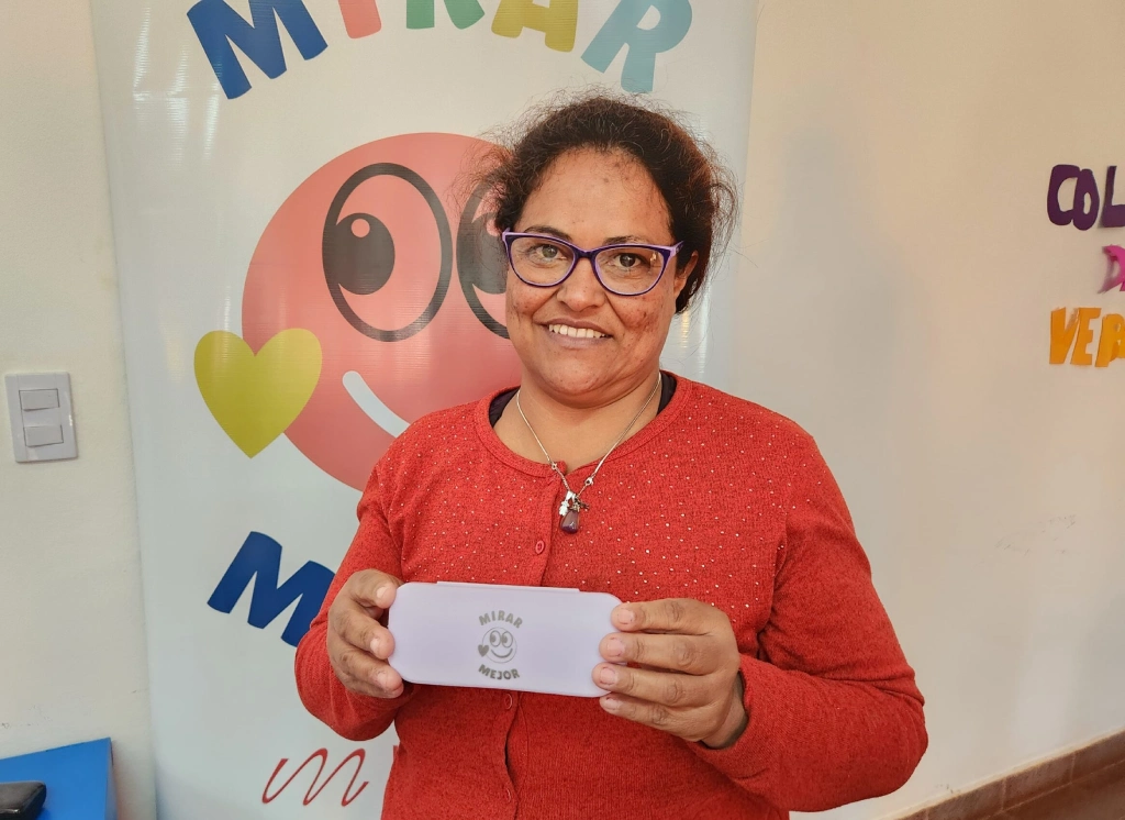 Vecina muestra sonriente sus nuevos lentes. Mirar Mejor - Itacaruaré.