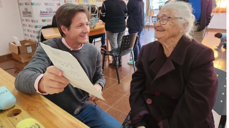 Abuela lee con sus nuevos lentes de Mirar Mejor junto a Héctor Decut en Itacaruaré.