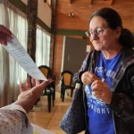 Señora lee texto de prueba con sus nuevos lentes de Mirar Mejor en Ruíz de Montoya.