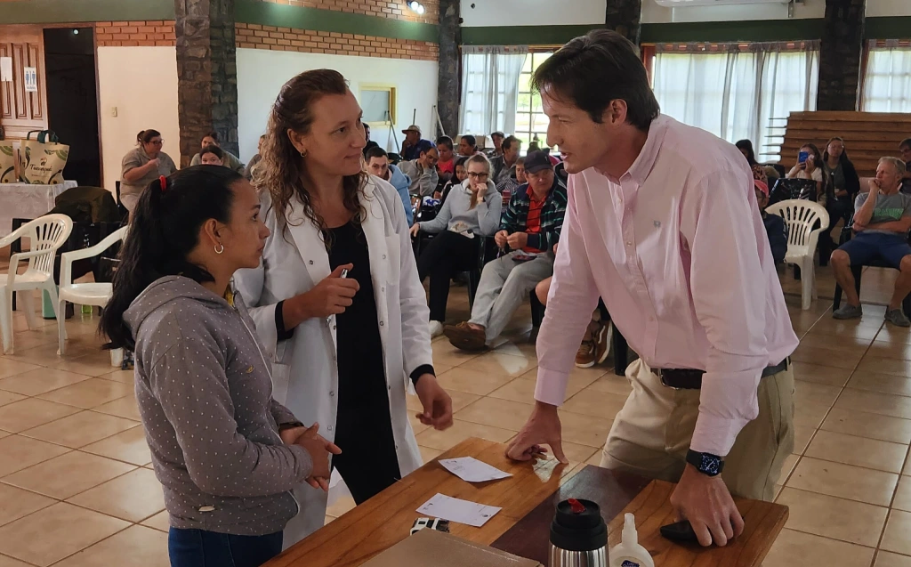 Héctor Decut charla con oftalmóloga y una joven vecina de Ruíz De Montoya.