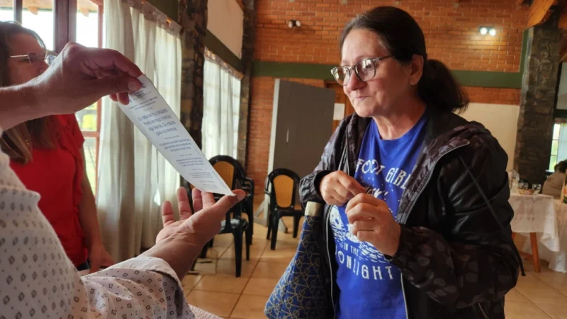 Señora lee texto de prueba con sus nuevos lentes de Mirar Mejor en Ruíz de Montoya.