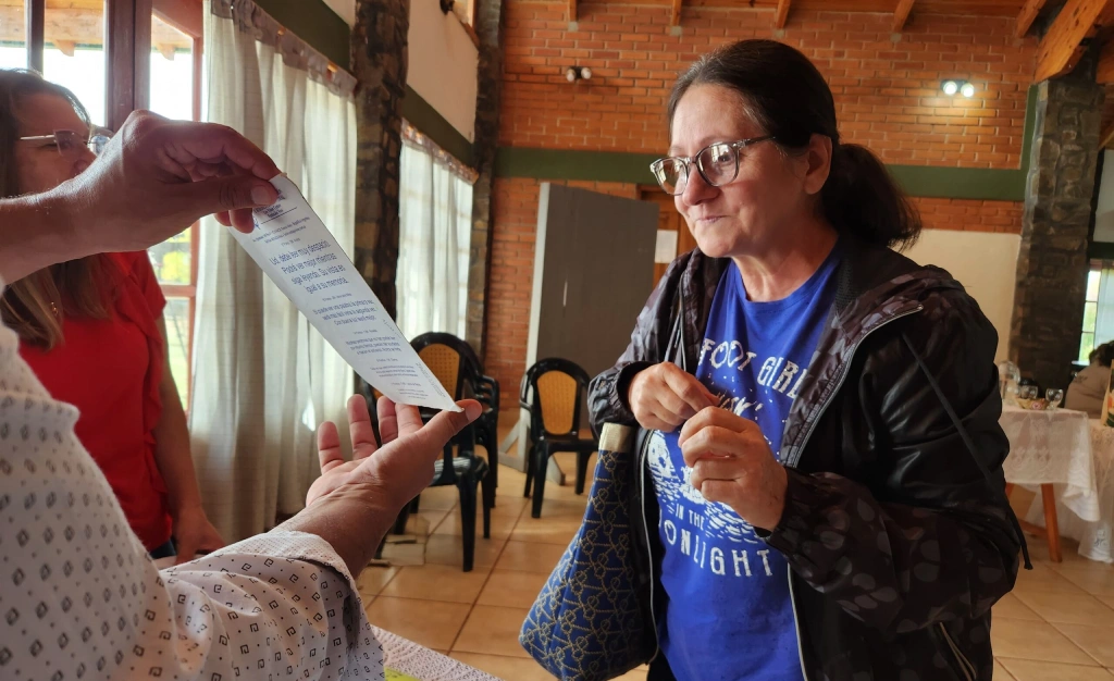 Señora lee texto de prueba con sus nuevos lentes de Mirar Mejor en Ruíz de Montoya.
