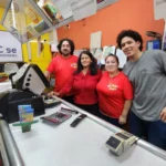 Catalina y su equipo de ventas en el mostrador de su Agencia 220 de Posadas.