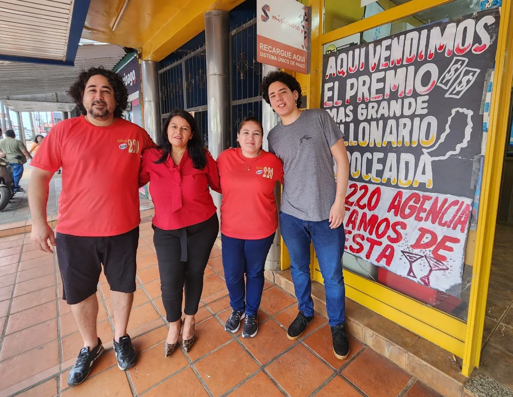 Catalina y su equipo de ventas en el frente de su Agencia 220 de Posadas.