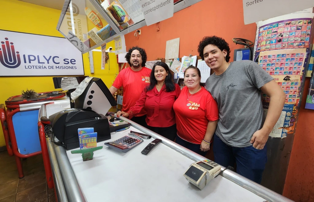 Catalina y su equipo de ventas en el mostrador de su Agencia 220 de Posadas.