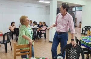 Héctor Decut charla con una abuela durante el bingo.