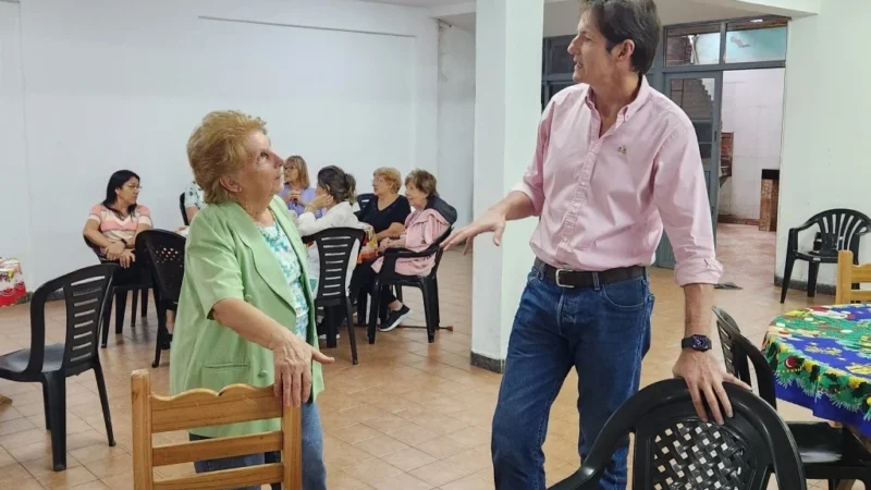 Héctor Decut charla con una abuela durante el bingo.
