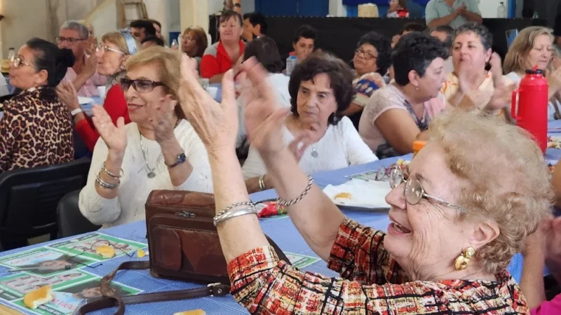 Abuelos disfrutan del Bingo del Mateando en el Club Racing de Posadas.