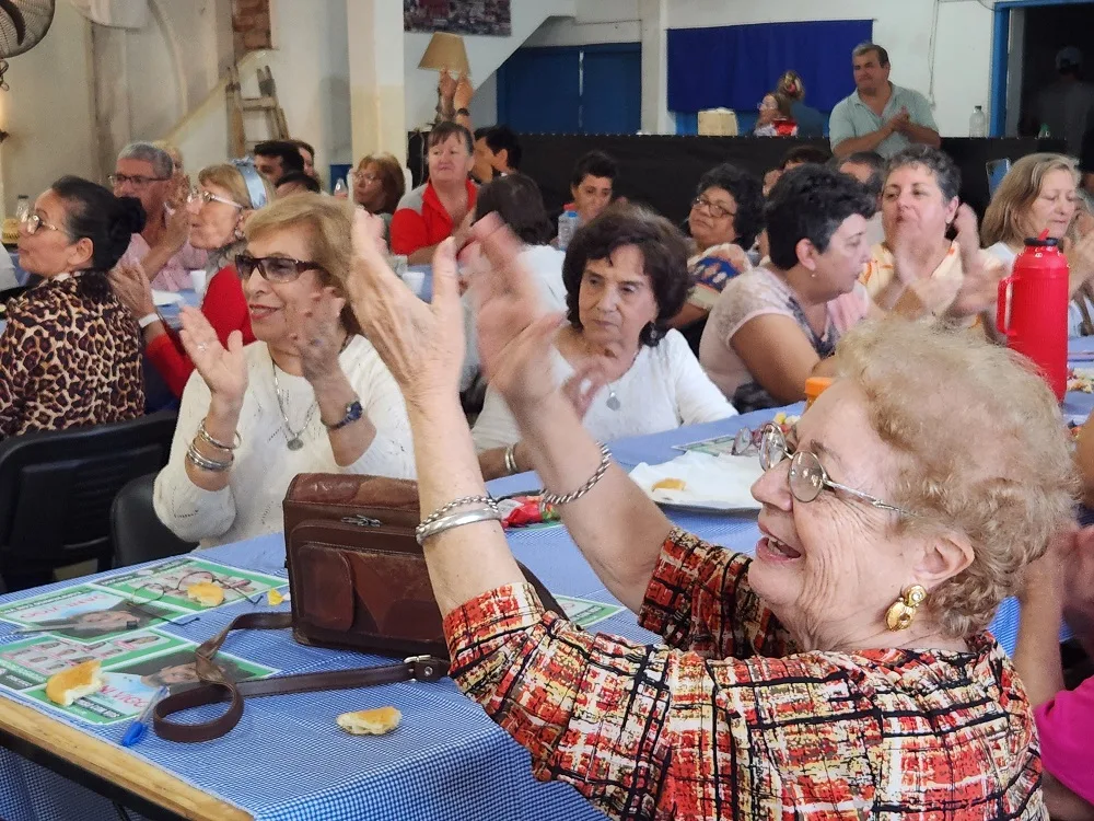 Abuelos disfrutan del Bingo del Mateando en el Club Racing de Posadas.